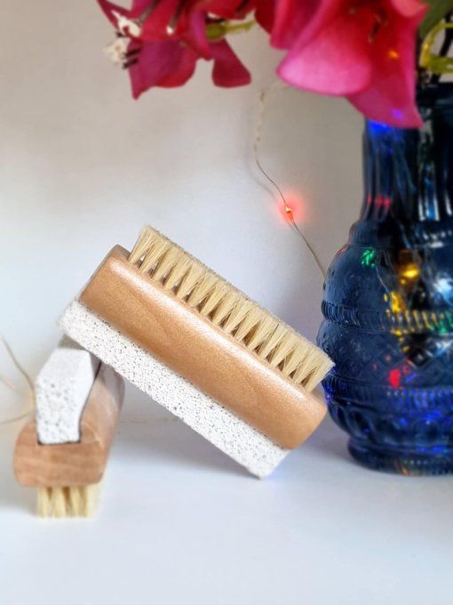 Brosse à ongles avec pierre ponce